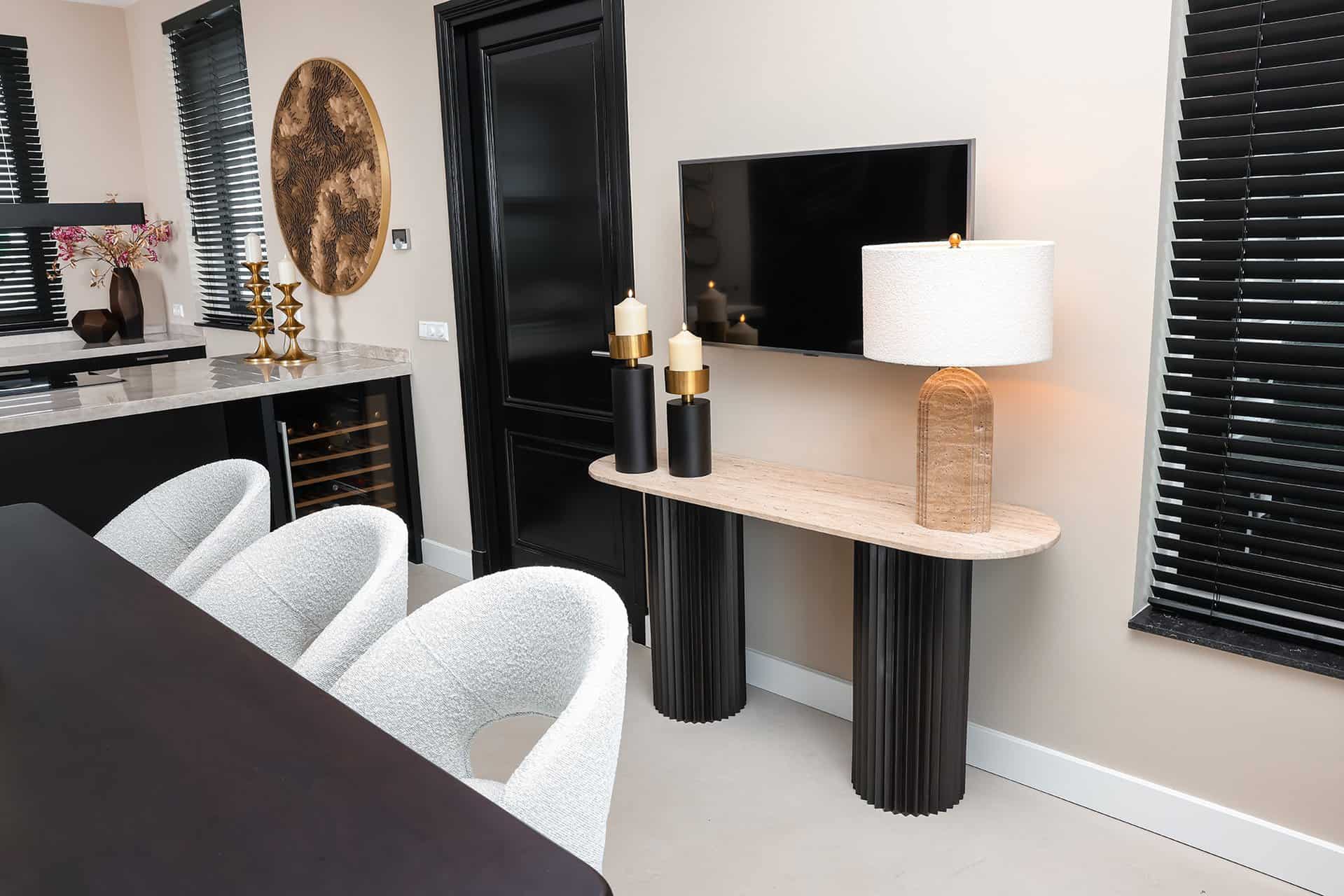 68686e4d8097d-s4561_white_boucle-7910-lb-0159-ka-0246-ka-0247-wa-0012-ka-0197-ka-0198-va-0320-va-0321-setting_2-5